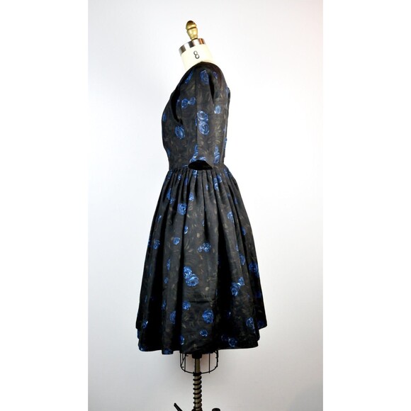 50s Novelty Print BLUE ROSES Dress - Pleated Full Skirt Dress - Bombshell S M - Picture 4 of 5